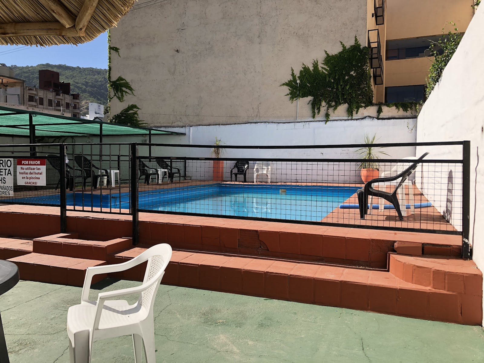 Espacio al aire libre del hotel con piscina